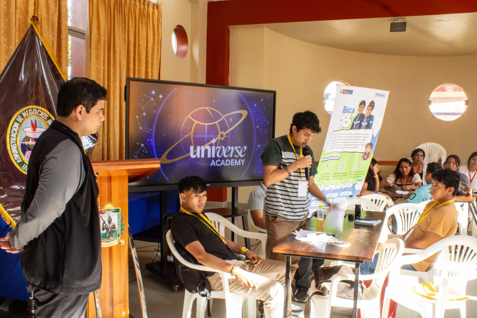J&oacute;venes explorando rutas profesionales